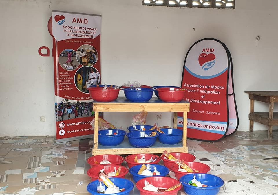 Covid solidarité: Distribution de kits alimentaires à quelques familles démunies